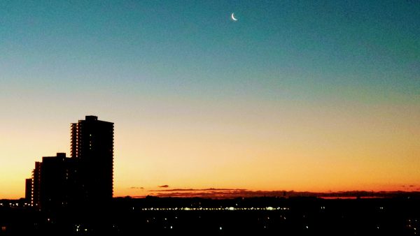 月と夜明けとつくばエクスプレス車両