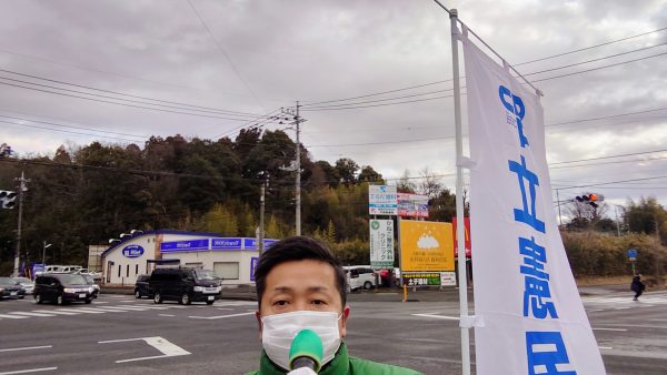 雪の降る中、早朝の取手市にて街頭活動。