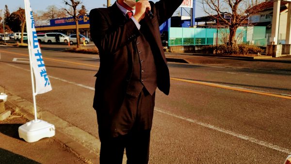 阿見町のスーパータイヨーとヒーローの間で街頭演説。