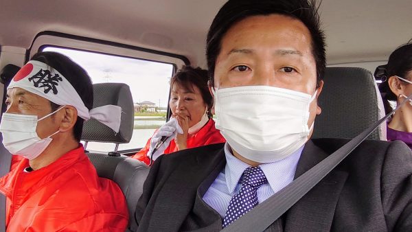 河内町長選の選挙カーの助手席から