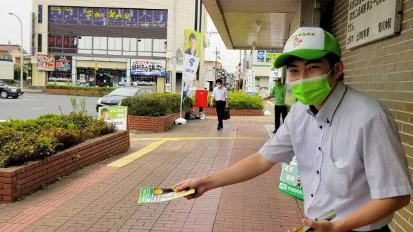 落合つよし阿見町議会議員と荒川沖駅で駅頭活動