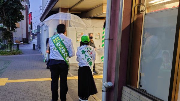 雨の降る取手駅東口にて暗いうちからご挨拶