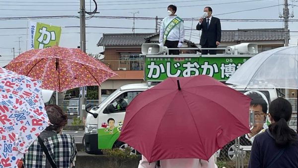 郡司彰元参議院副議長から応援演説を受ける