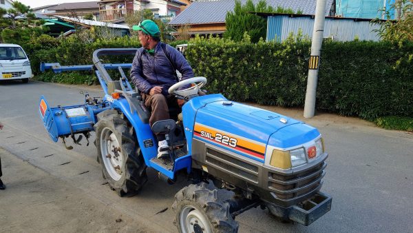 トラクターに乗る山本豊河内町議会議員