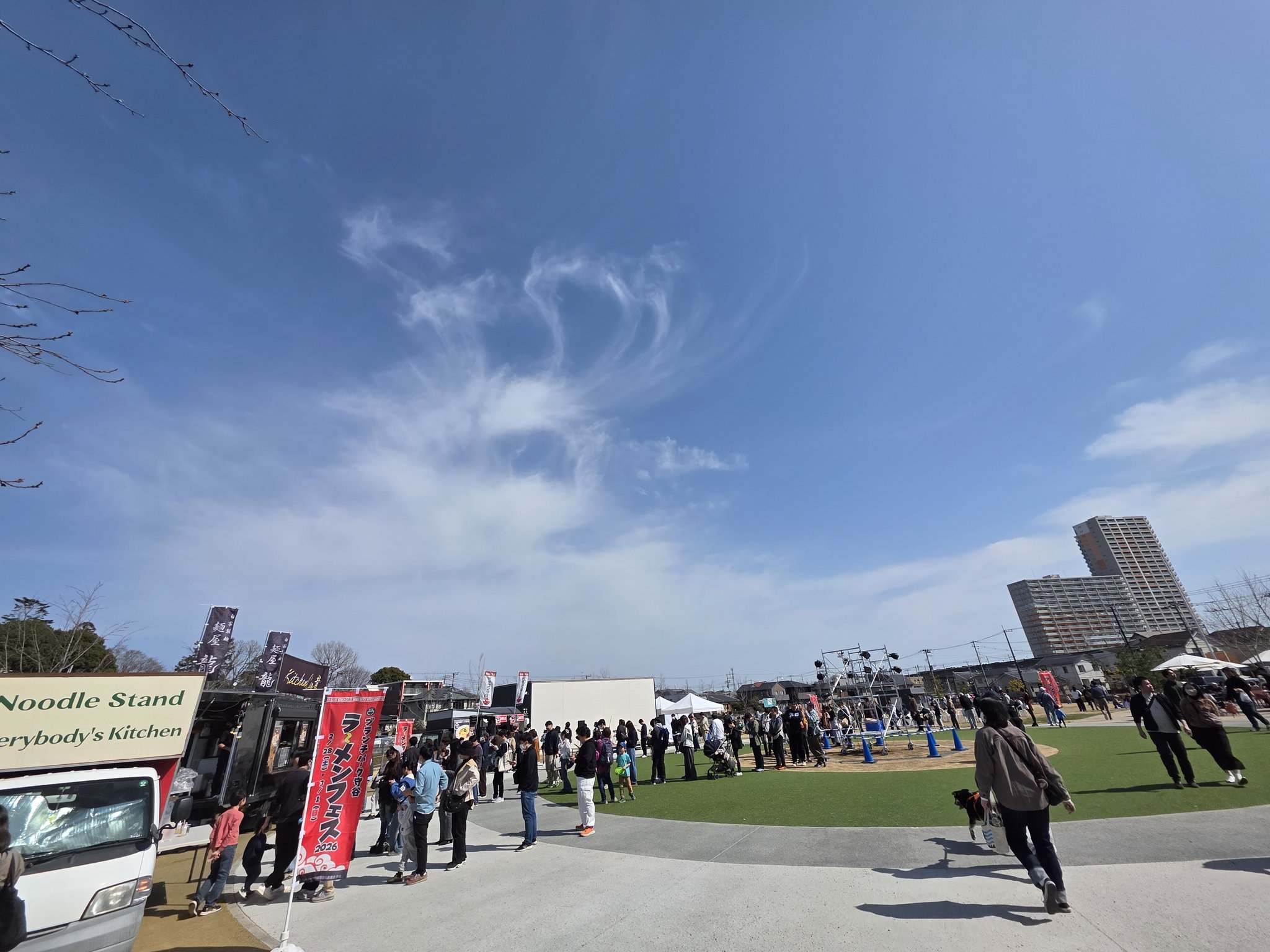 青空の下、多くの家族連れとラーメンファンでにぎわう会場。