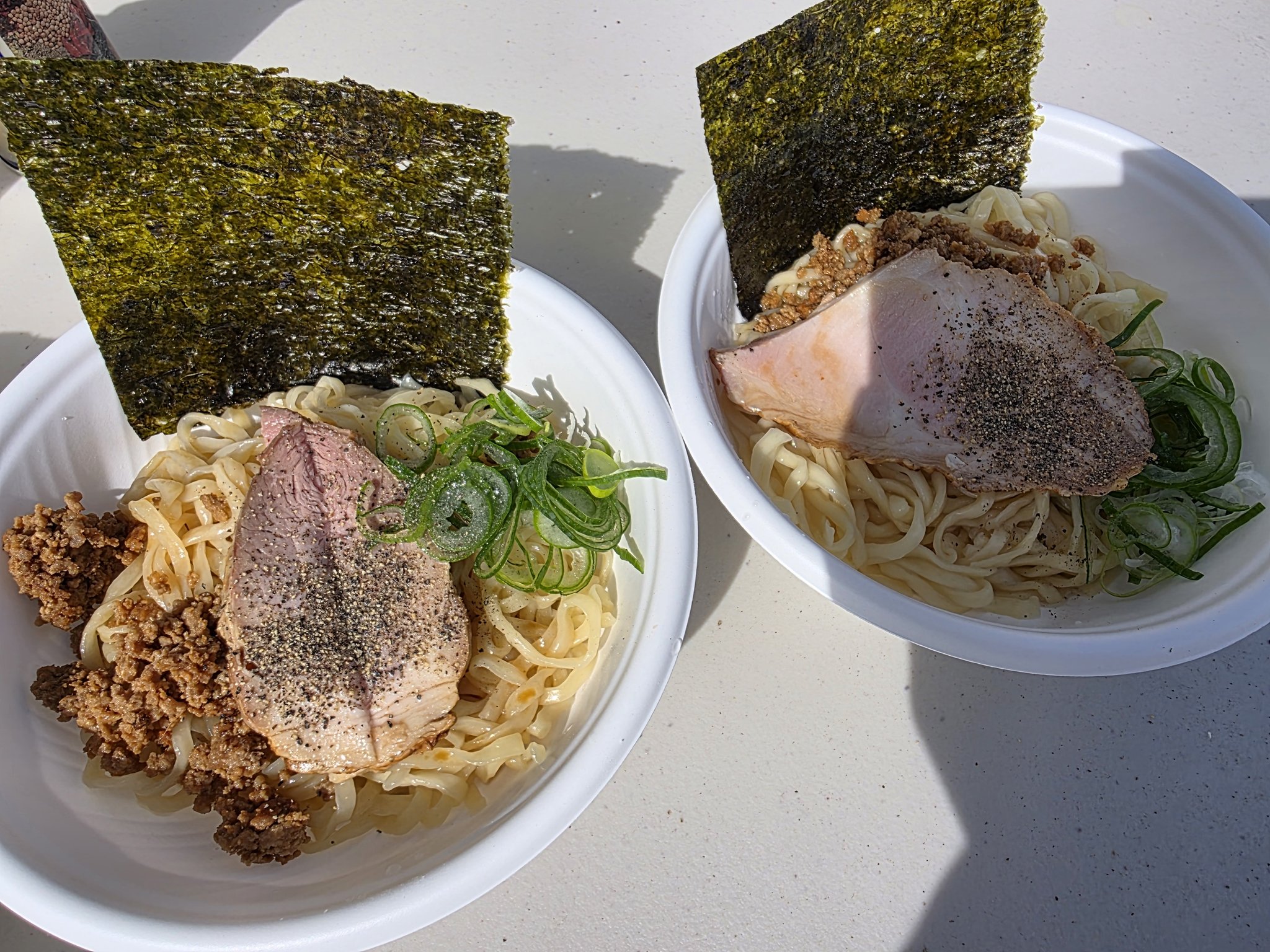 それぞれのお店に行列ができていました。