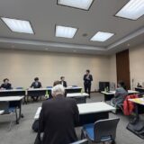 水戸市で開かれた立憲民主党茨城県連の常任幹事会であいさつするかじおか博樹