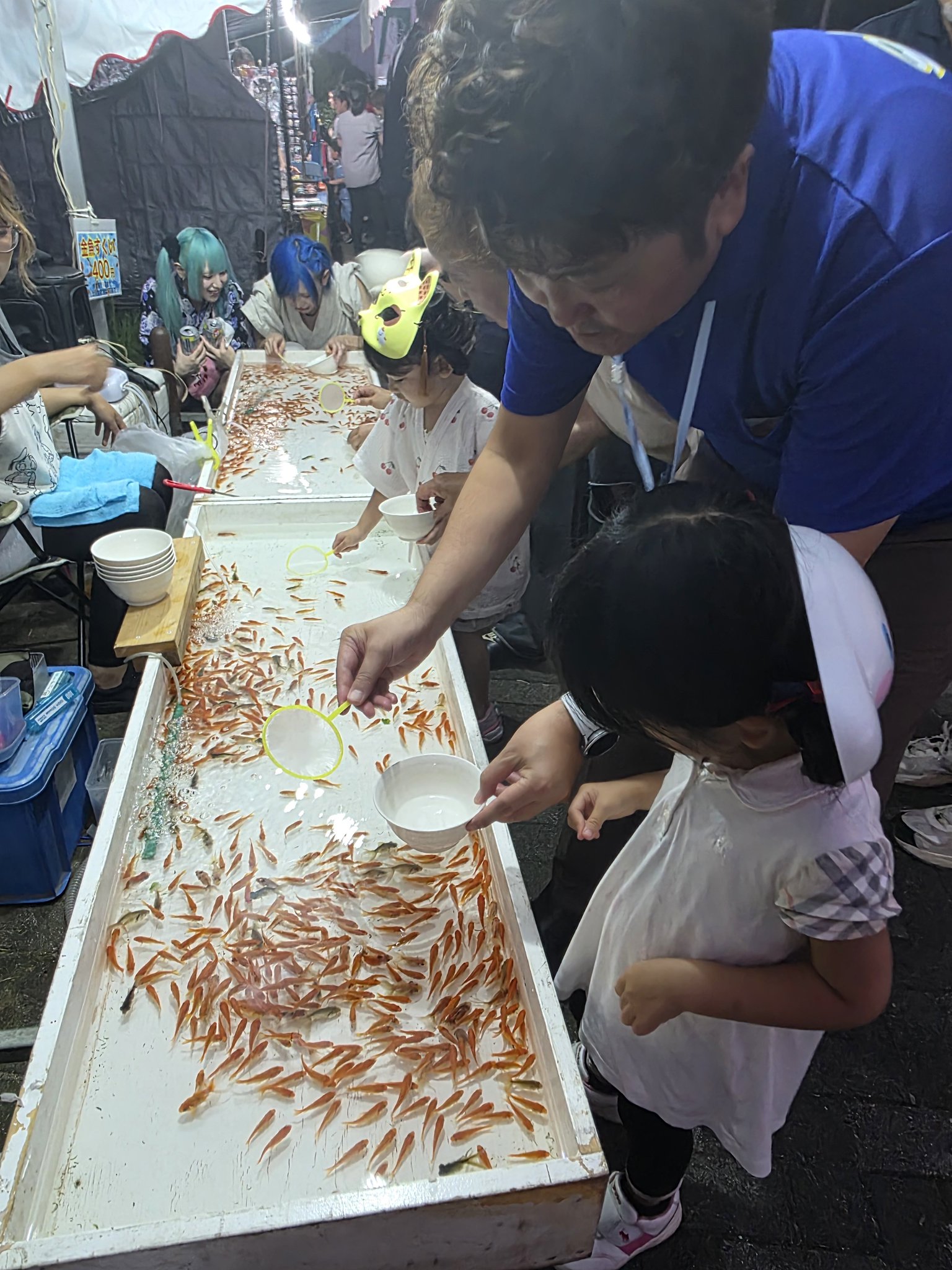 龍ケ崎市の商店街は多くの人でにぎわっていました。