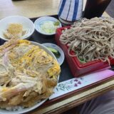境町の飲食店で提供されるミニかつ丼と手打ち蕎麦のセット